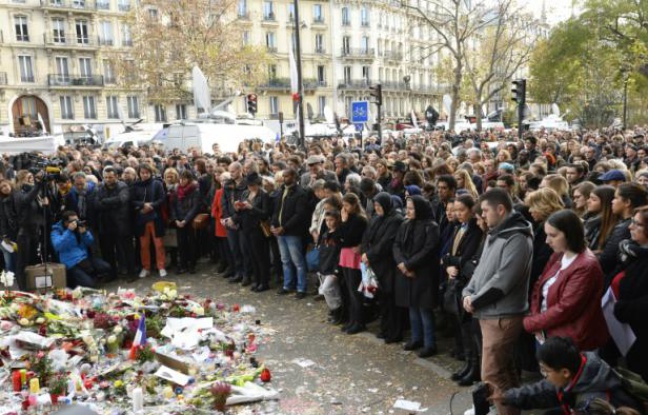 648x415_des_personnes_rassemblees_devant_le_bataclan_observent_une_minute_de_silence_le_16_novembre_2015_a_paris_apres_les_attentats_meurtriers